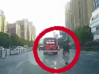 罚！阜阳一男子在城区道路骑摩托车 将车头悬空耍酷