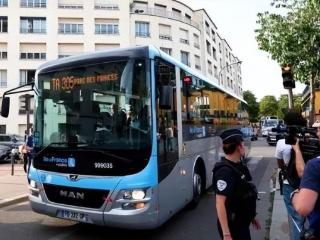 巴黎奥运又反人性：大巴车不开空调，运动员热晕！有人被逼去骑车