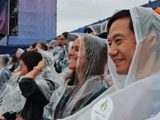 许斐晒雷军、卢伟冰巴黎奥运会开幕式穿雨衣：请原谅我笑的有点失态