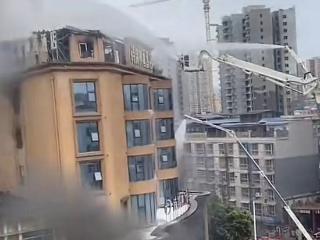 四川江油市一建筑着火浓烟滚滚 当地回应：两人受伤已送医