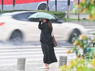 吉镜头丨暴雨袭春城