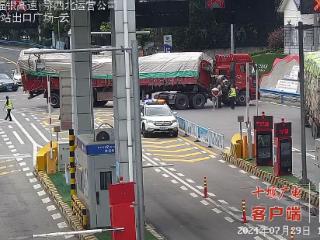 大货车“抛锚”，十堰西收费站收费员助其“脱困”