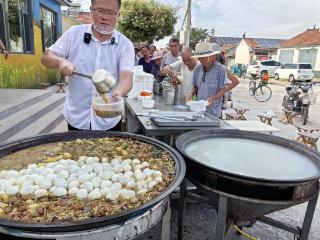 潍坊小夏书记一年请老人吃了300多顿免费晚餐