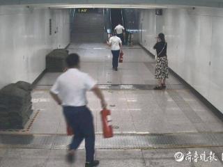 晚高峰遇轿车自燃，青岛地铁仨员工6个灭火器搞定！