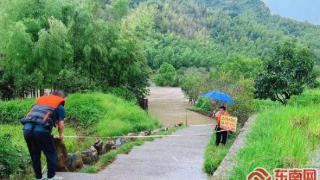 三明建宁均口：暴雨导致农田、道路被淹 干群合力开展生产自救