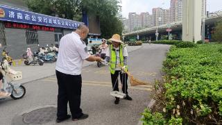 济南公交驾驶员向环卫工人送清凉