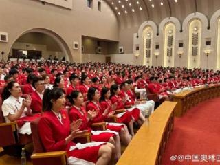 两大美女郑钦文张雨霏同框，黄雅琼汪顺自拍，场外的奥运健儿们柔情又可爱！