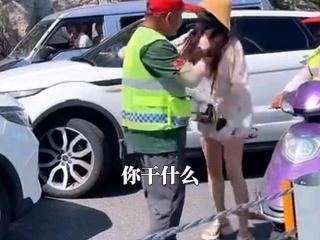 山东：路虎女司机插队未果打人后续，人已被抓，网友：判罚太轻了