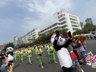 青川：生态盛宴闪耀广元女儿节 国宝大熊猫与七佛贡茶共舞