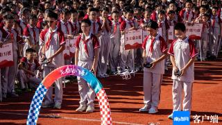 组图 | 海口市长彤学校开学典礼上 小学生进行无人机表演