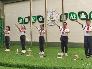 为鸟儿们定制“餐厅” 这所小学开学第一课好特别