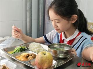 护航开学第一餐 青岛淮阳路小学严把食品安全关