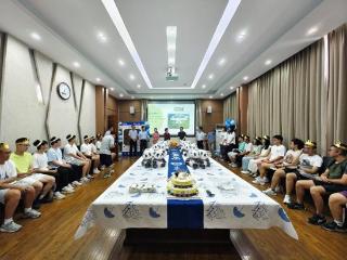 新生欢聚一堂：成电举办2024级集体生日会