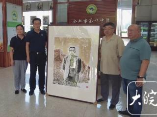 版画家师晶向母校合肥八中捐赠画作 称“无论走多远，永远感恩母校”