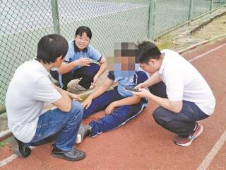 男生突发心脏骤停 同学冷静应对为后续施救赢得时间