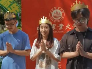 开学喜提泰山“山景房”！山东农业大学新生报到日，恰逢3名学生生日，校长亲自送惊喜