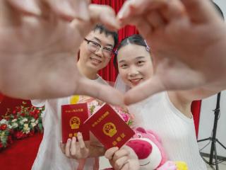 早婚晚婚，这条赛道无关快慢 丨睡前聊一会儿