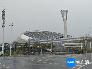 受强台风“摩羯”影响 海口五源河体育场顶棚损毁严重