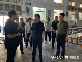 菏泽鲁西新区党工委书记朱中华到陈集镇中学调研