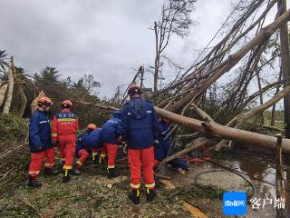 台风“摩羯”过境 海口消防到乡间小道清障