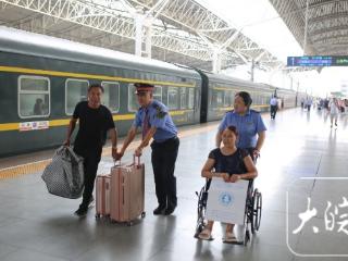 旅客术后乘车不便 列车长暖心相助