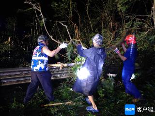 3岁娃出血急需就医！海口雨夜中，他们紧急“开路”