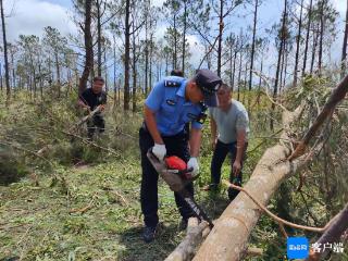 文昌海岸警察帮助村民灾后重建和恢复生产