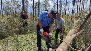 文昌海岸警察帮助村民灾后重建和恢复生产