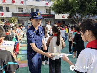 深入乡镇 望谟消防为学生送去开学“安全礼”