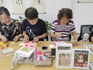 星洲湾社区开展“‘师’情花艺”主题活动