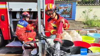 台风后居民用水告急 洋浦消防解燃眉之急