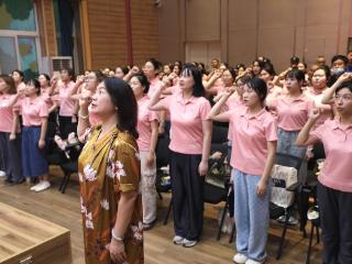 萌娃送祝福 红江幼儿园教师暖心过节