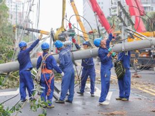 门吹飞了！雨进来了！他们还在镇定接听电话……