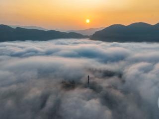 秋日平流雾 流淌山涧如幻境