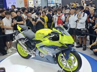 2024重庆摩博会：张雪机车首款摩托车ZX-500rr发布