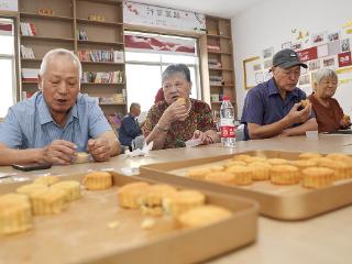 临沂：老人制做中药月饼 迎中秋佳节