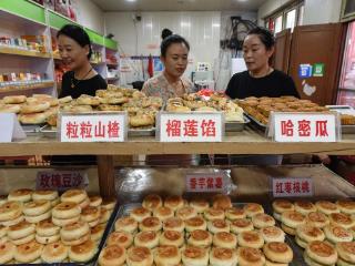 中秋佳节来临，特制水果汁月饼美味自然受顾客青睐