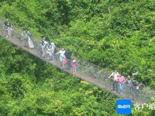 组图 | 中秋假期首日 中外游客畅游三亚景区