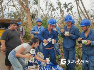 海南文昌市东阁镇慰问驰援抢修复电一线人员