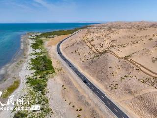 新疆：环博斯腾湖公路通车