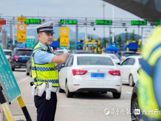 团圆时刻|烟台高速交警张相英：疏堵保畅，假期首日一站五小时