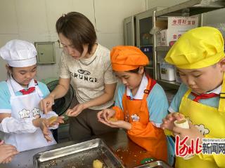 晋州市小学生巧手做月饼喜迎中秋节