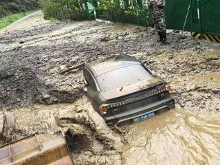 四川卧龙：多处突发泥石流，道路抢通、大熊猫苑关闭