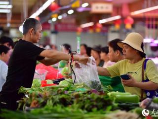 江西南昌：假日菜场 农产品价稳不断档