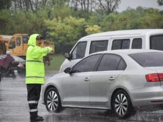 肥东警方守护群众风雨探亲路