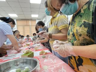 香城花园社区开展“巧手做月饼，浓情度中秋”长者娱乐活动