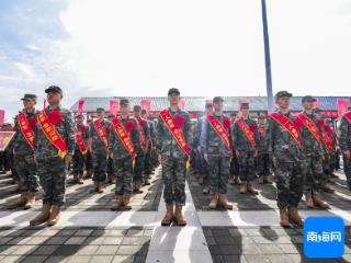 海南举行新兵入伍欢送仪式 1600余名新兵身披戎装赴军营