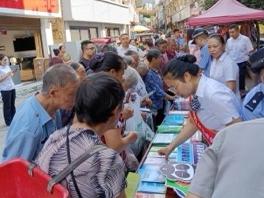 金沙农信联社进集市开展反诈反假金融知识宣传活动