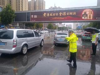 【“警”色相伴 “雨”你同行】雨中执勤不松懈 坚守岗位保畅通