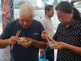 中外友人共度中秋，感受中华文化之美